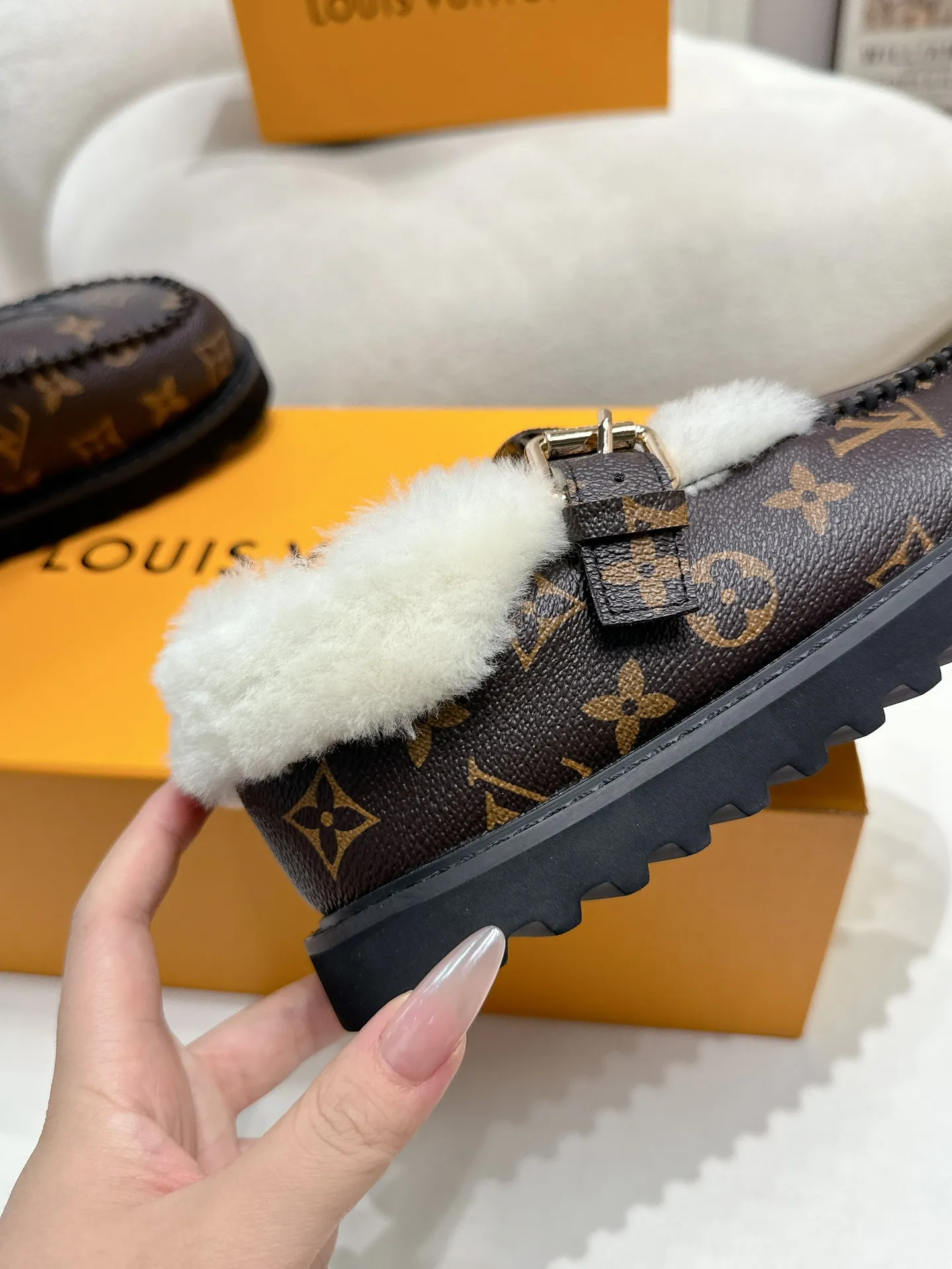 👟👟Ex-factory price 540👟👟Mauri version Louis Vuitton lv louis vuott…on fw24 new arrival～The latest furry slippers for autumn and winter～This pair of furry slippers is also very good-looking! The leather ones are very high-end! ! !Paired with denim shorts in autumn and winter, it’s perfect! Put it on and you will instantly have your ideal height! A favorite style, with fashionable elements, the appearance of the upper is full of nobility. Wearing it can always show the fashionable charm of women. It is fashionable but not too showy. The high-end beef tendon on the upper and the Lvjia letter buckle are so beautiful. Upper: imported high-end frosted/cowhide. Outsole: original outsole. Inner lining: imported real wool. Size: 35-42 (customized at .42).